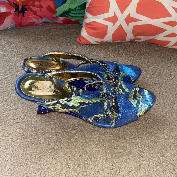 Blue Abstract Heels - Picture 6 of 10